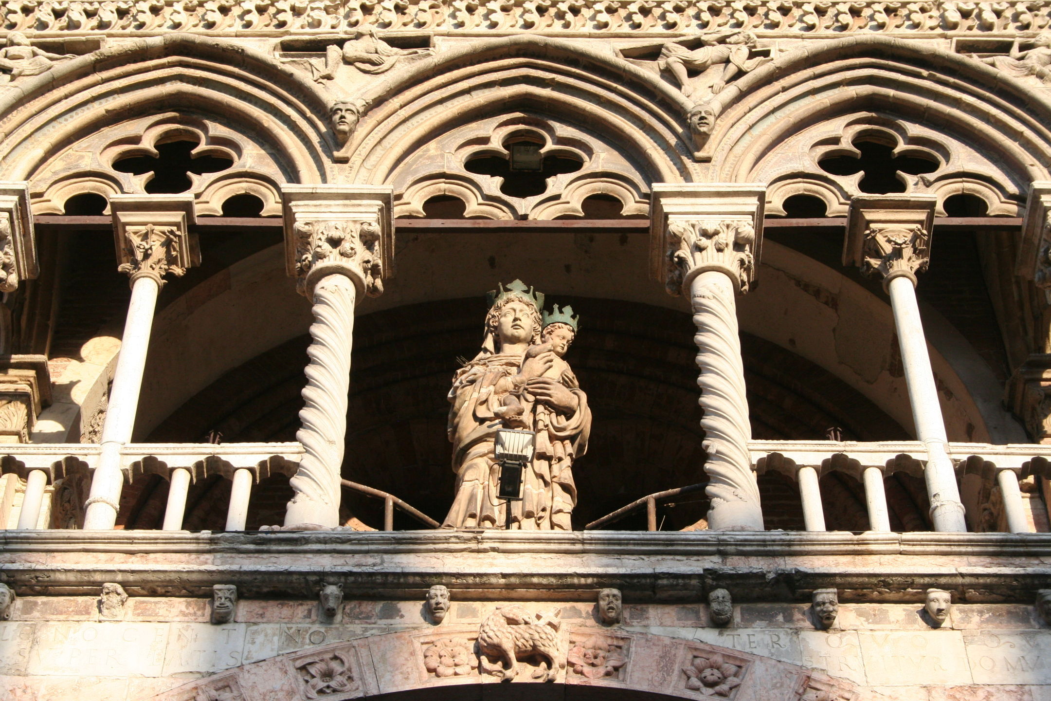 Duomo Ferrara Statua